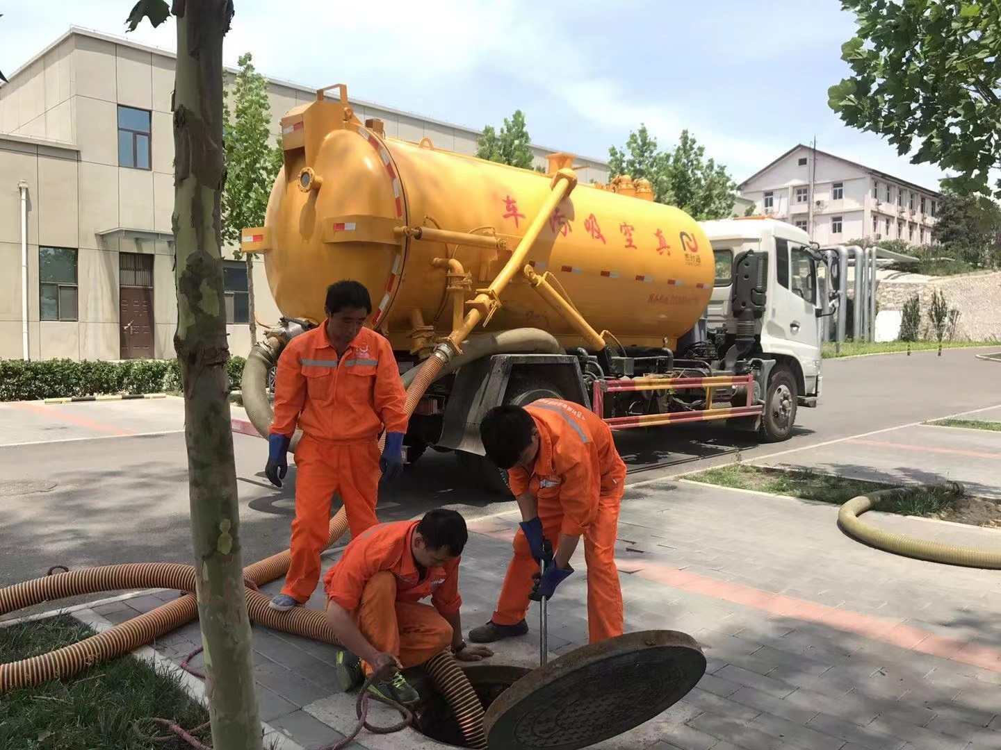 沙湾管道疏通车停在窨井附近