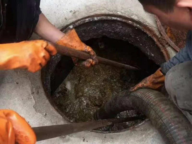 沙湾清理化粪池时如何避免沼气的危害？